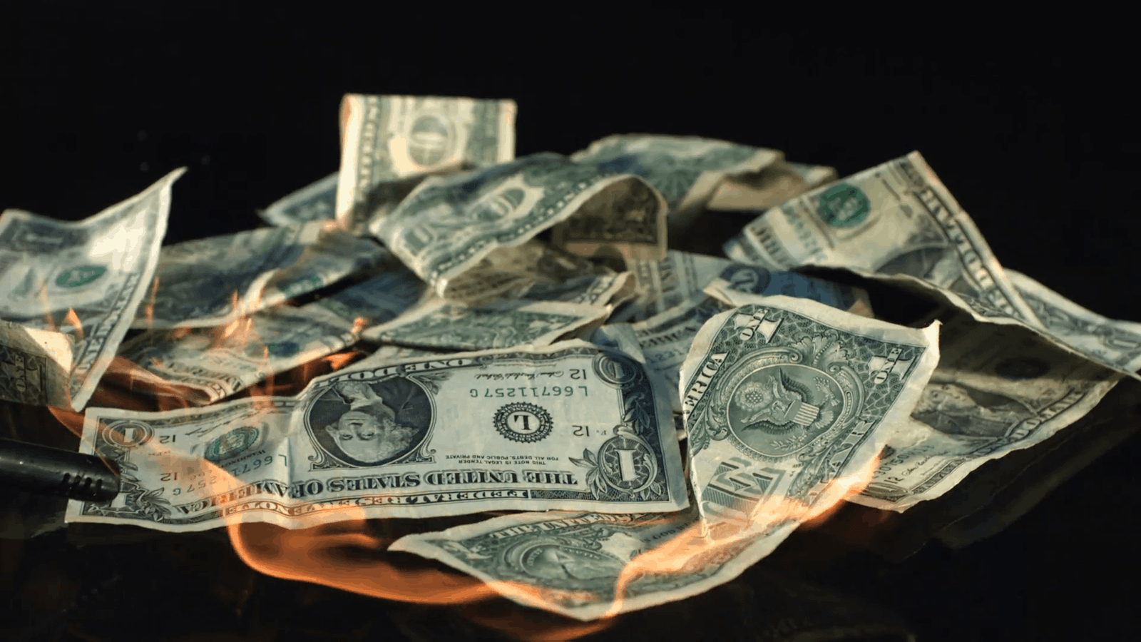 Gujranwala man burns his dollars to stabilise economy