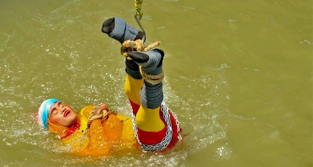 Indian magician drowns after ‘magic’ act goes wrong