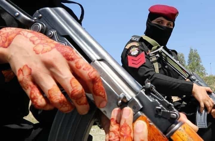 Woman commando with henna on hands breaks the internet