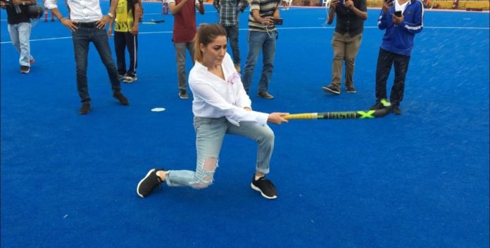 Mehwish Hayat pledges to promote hockey in Pakistan