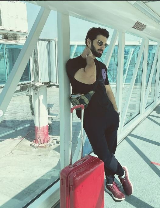 Restaurant near Naran shelters 500 stranded tourists