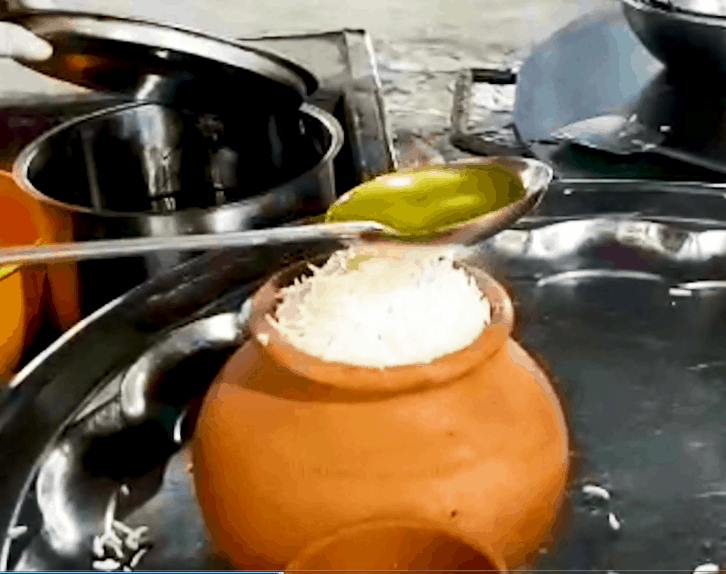 #TheCurrentWala reviews Foodaholics matka biryani