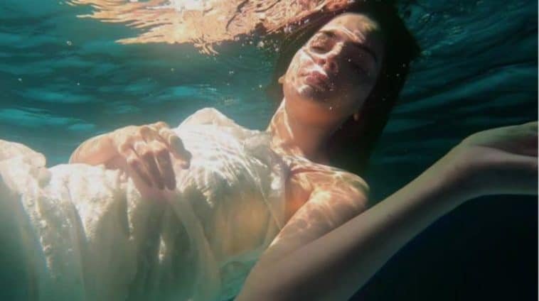 Sarmad Khoosat begins shoot on ‘Kamli’ with Saba Qamar