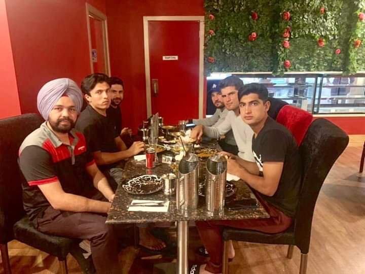 No borders: Pakistani cricketers treat Indian cab driver to a meal