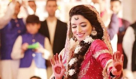 VIDEO: Zainab Abbas hits a sixer as Amir bowls on her shendi