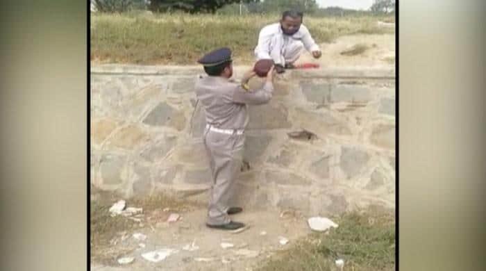 VIDEO: Policeman wins hearts by helping a differently-abled man