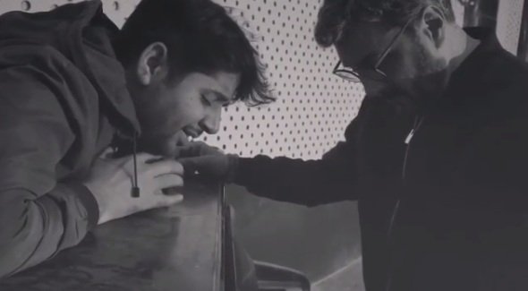 VIDEO: Imran Ashraf hums the tune of ‘Meray Paas Tum Ho’ as Adnan Siddiqui plays the piano