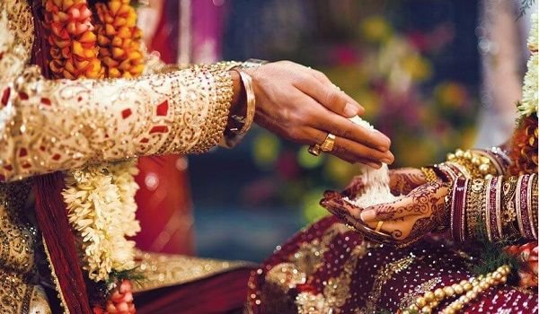 Bride marries neighbour after groom arrives late