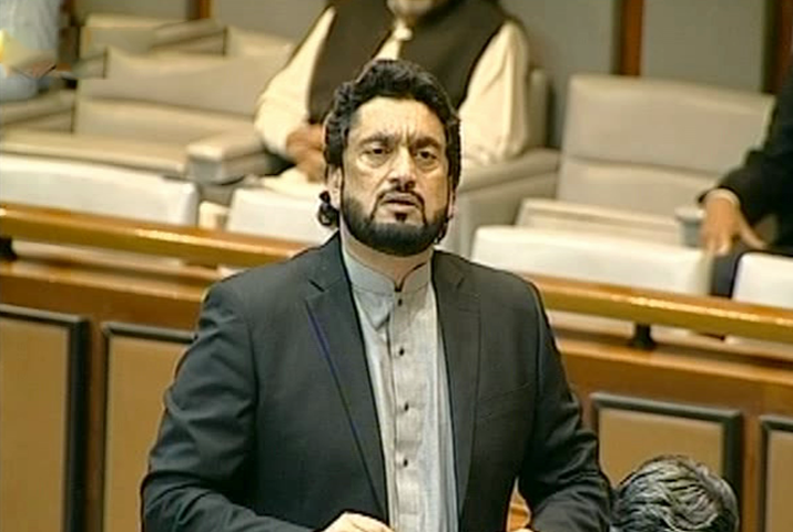VIDEO: ‘Mein ne jaan Allah ko deni hai’ haunts Afridi at National Assembly