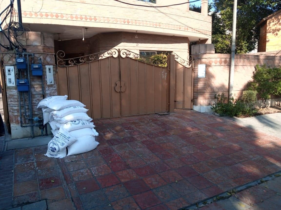 VIDEO: Punjab govt sends bags of atta to PML-N Azma Bokhari’s house amid wheat crisis