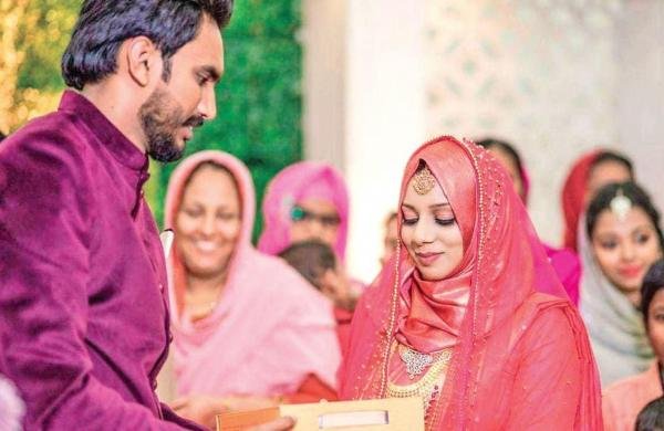 Groom gifts 100 books as haq mahr to his bride