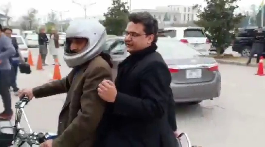 VIDEO: PTI’s Faisal Javed reaches Kashmir event on bike after car breaks down midway