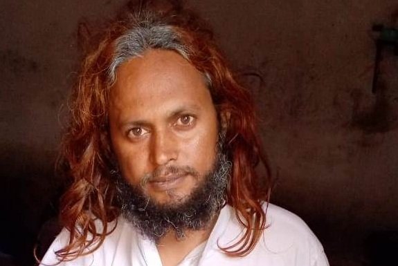 Fake pir buries himself inside pit to impress devotees