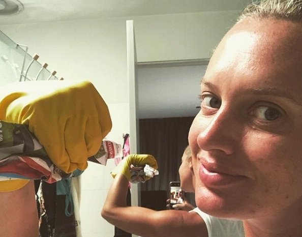 Every mom will relate to Shaniera Akram’s bathroom workout