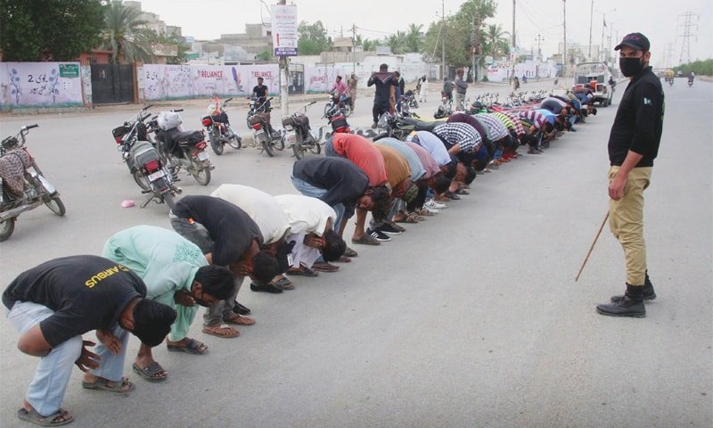 Govt hints at imposing curfew as over 470 arrested for violating Sindh lockdown