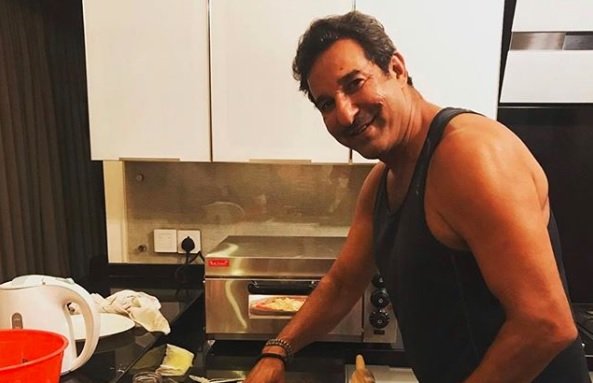 Wasim Akram beats lockdown blues by making pizza