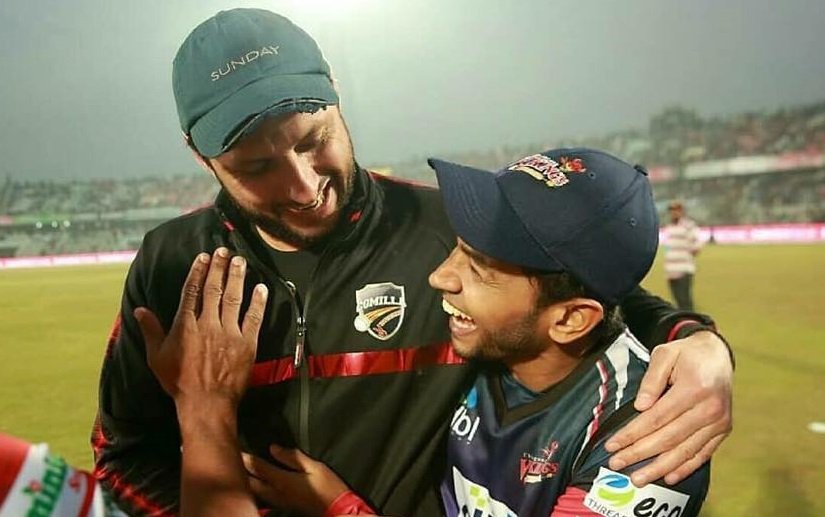 Shahid Afridi buys Mushfiqur Rahim’s bat auctioned for coronavirus relief