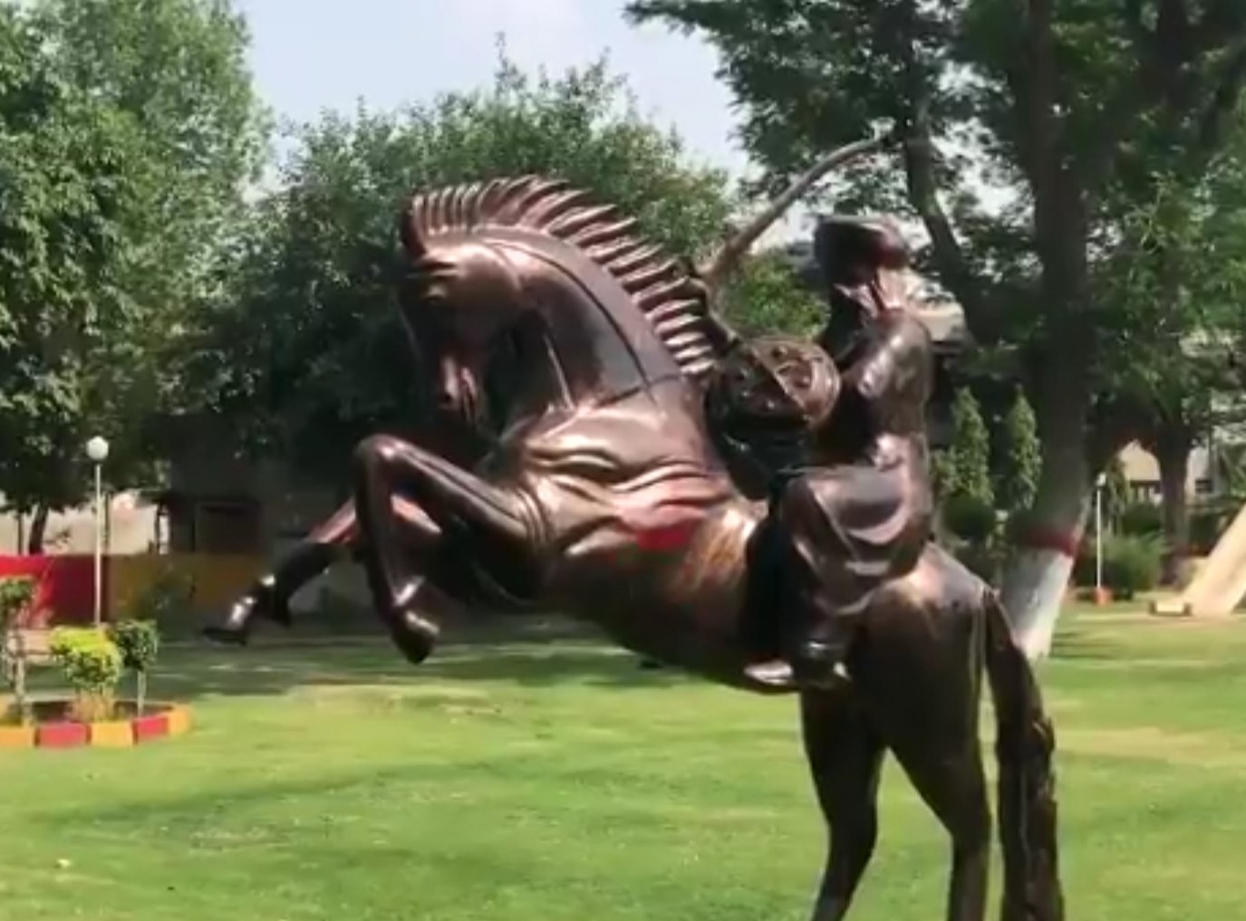 VIDEO: Life-size statue of Ertuğrul erected in Lahore