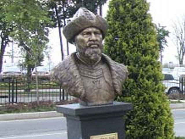 Ertuğrul Ghazi statue taken down in Turkey for looking like Engin Altan Düzyatan