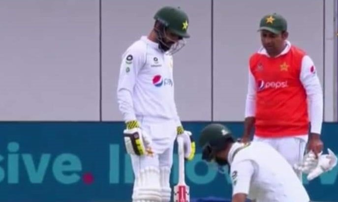 Sarfaraz Ahmed carrying water to the field sparks controversy