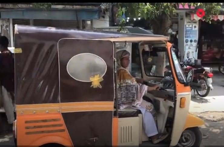 Three sisters drive rickshaws to earn living amidst coronavirus pandemic in Lahore