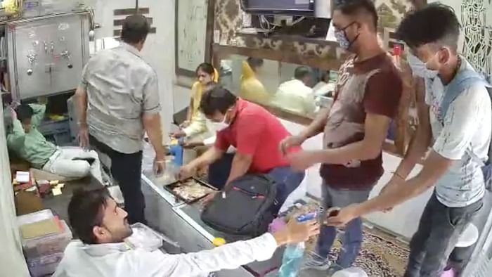 Robbers sanitize hands before looting  jewellery store