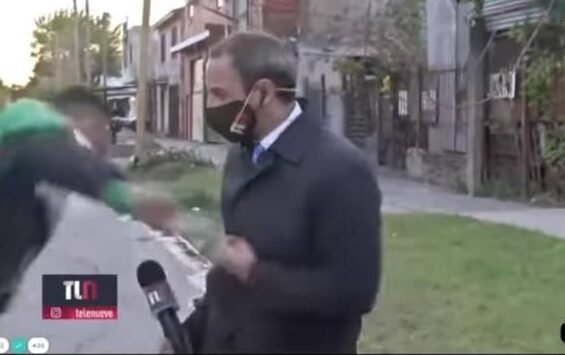 VIDEO: Reporter robbed of phone on live TV