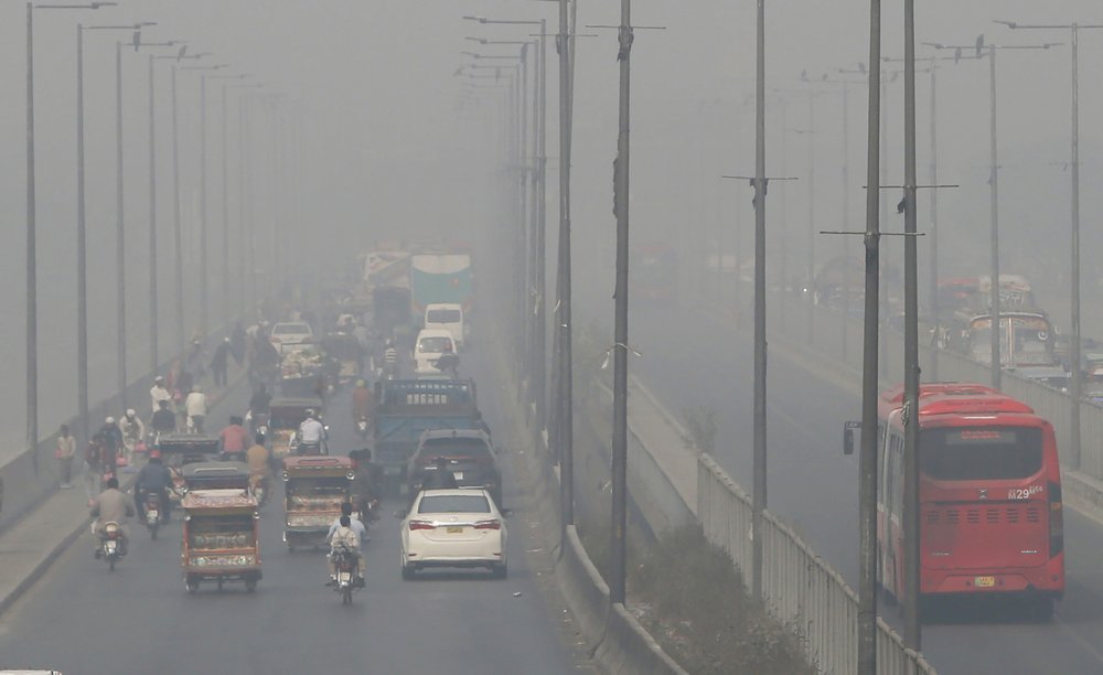 Lahore sees peak pollution as coronavirus surges