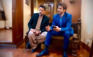 VIDEO: Imran Abbas, Babar Ali show off their singing skills on the sets of ‘Amanat’