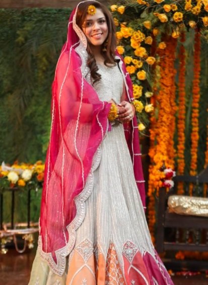 VIDEO: Hina Bayat steals the show with a performance on ‘Dola Re’ at daughter’s wedding