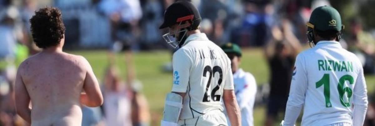 Naked man interrupts Pakistan-NZ Test match