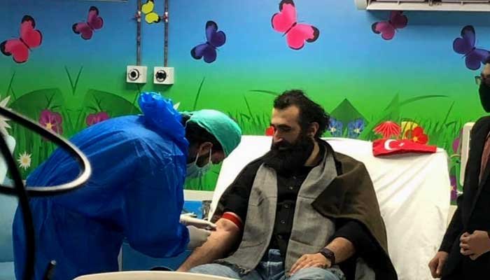 Ertuğrul’s Celal AL donates blood for Pakistani children with thalassemia