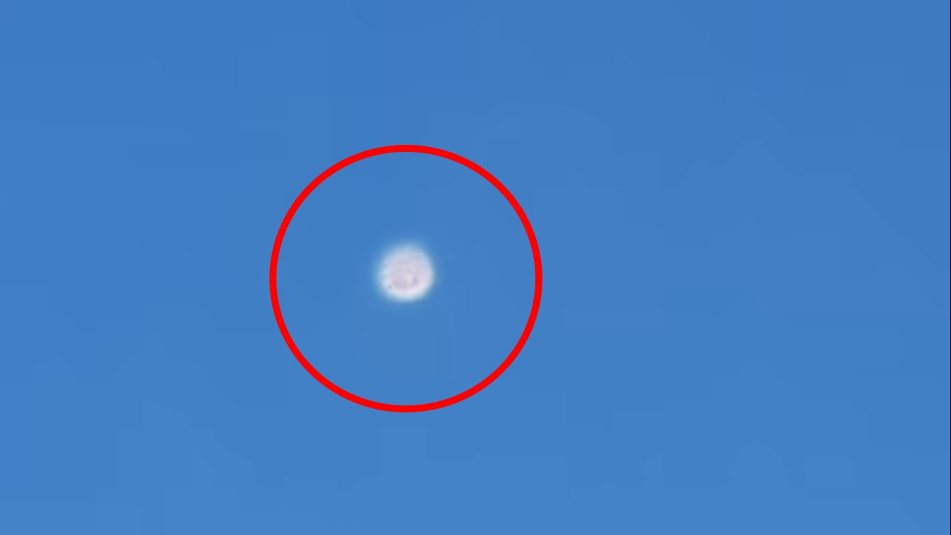 VIDEO: PIA pilots spot and record UFO above their plane in Karachi