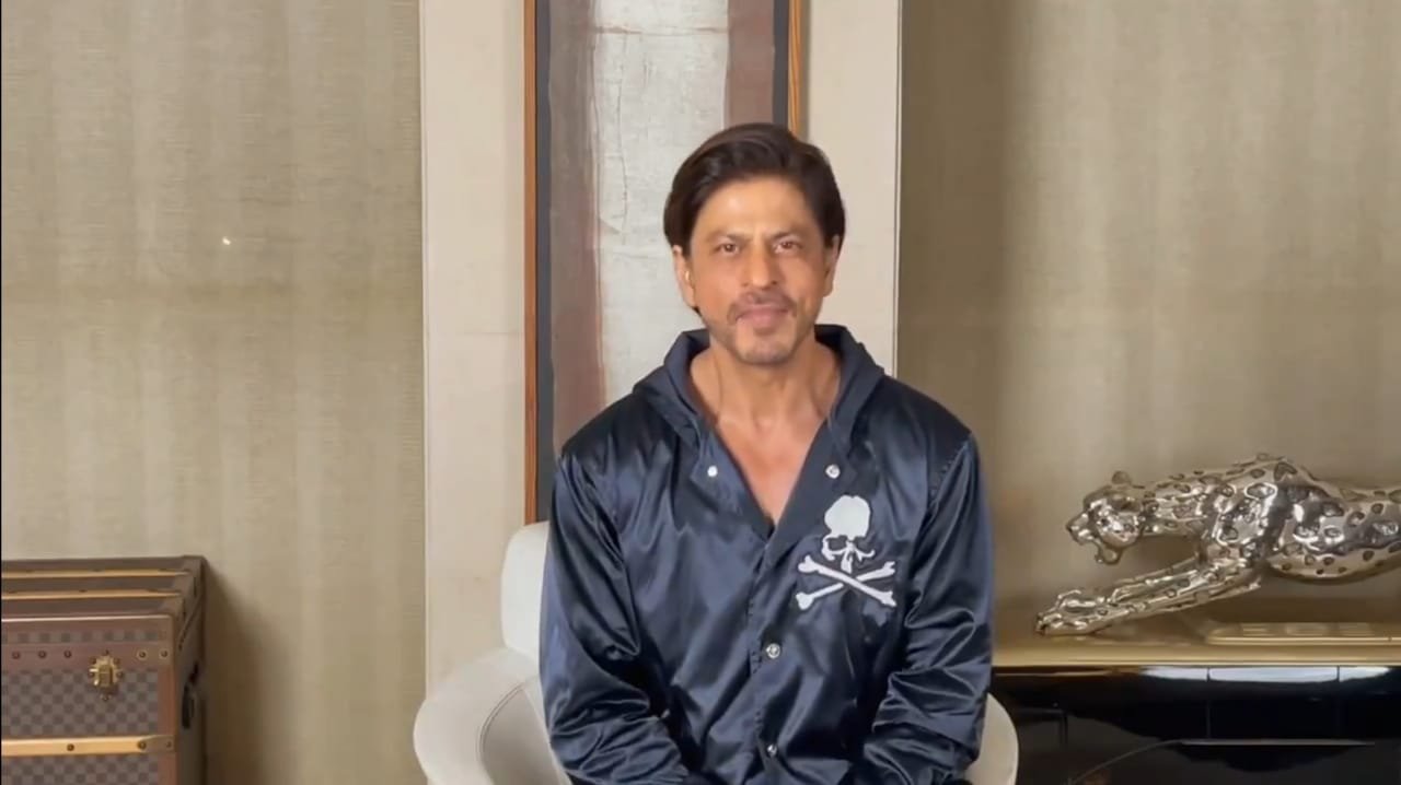 Shah Rukh Khan promises fans a surprise for 2021