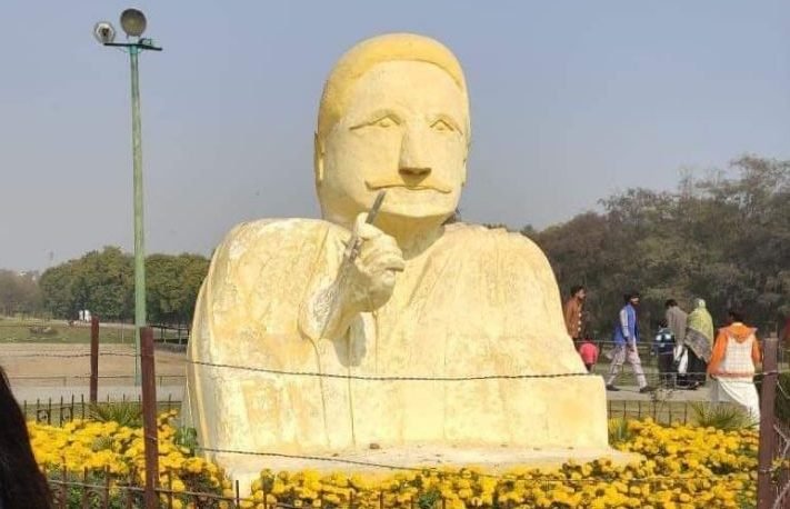 Iqbal’s sculpture in Lahore park built by gardeners as a tribute