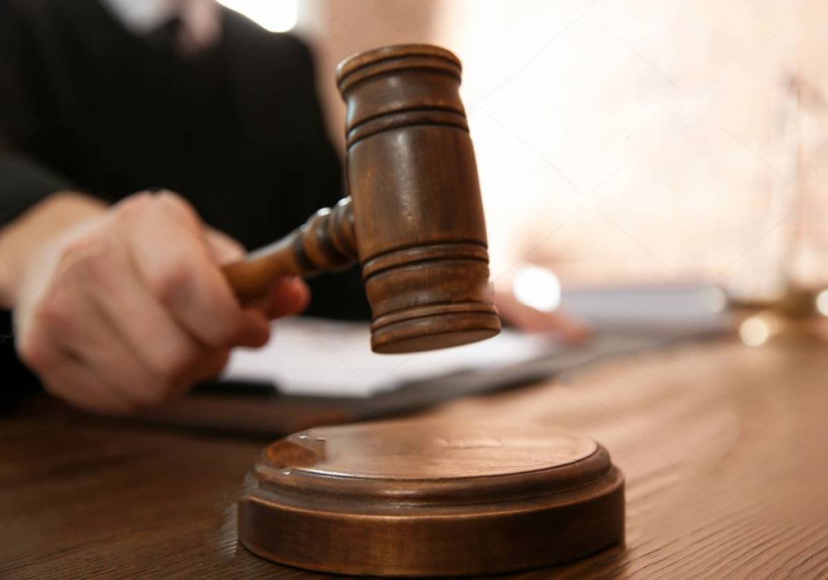 Police arrest man for posing as judge to give relatives possession of shops