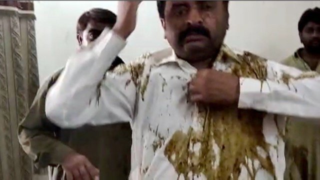 VIDEO: Man attacks Municipal Officer with cow dung in Sanghar
