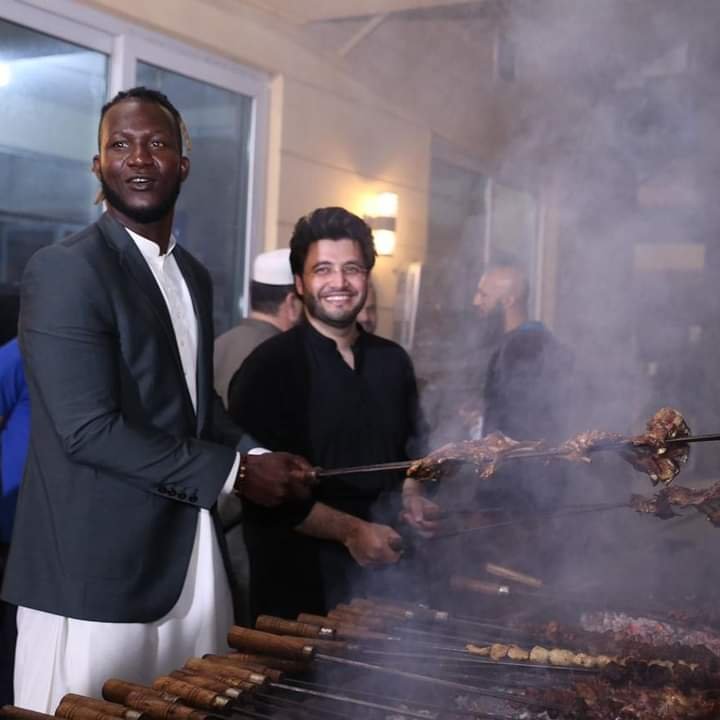 VIDEO: Daren Sammy plays tape ball on the streets of Lahore
