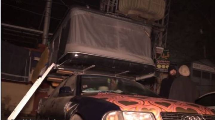 VIDEO: Mardan police arrest taxi driver for doing push-ups on moving car