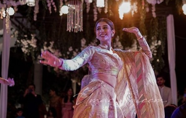 VIDEO: Syra Yousuf sets the dance floor on fire at friend’s wedding