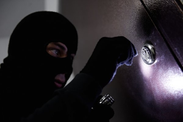 Thief suffers heart attack after seeing huge amount of money he stole