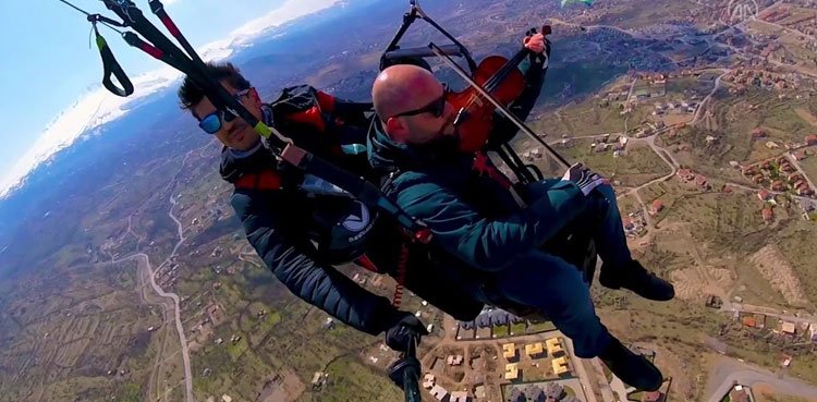 VIDEO: Man plays violin while paragliding to overcome fear