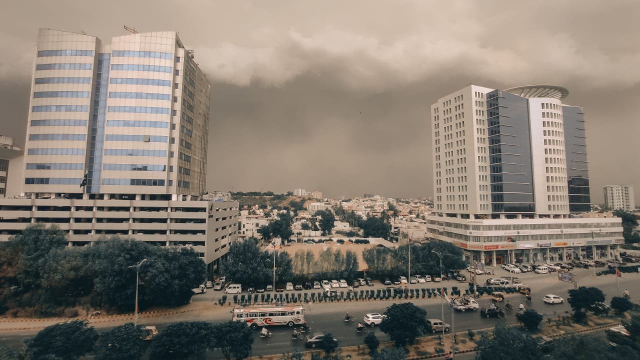 Massive dust storm, rain hits parts of Karachi