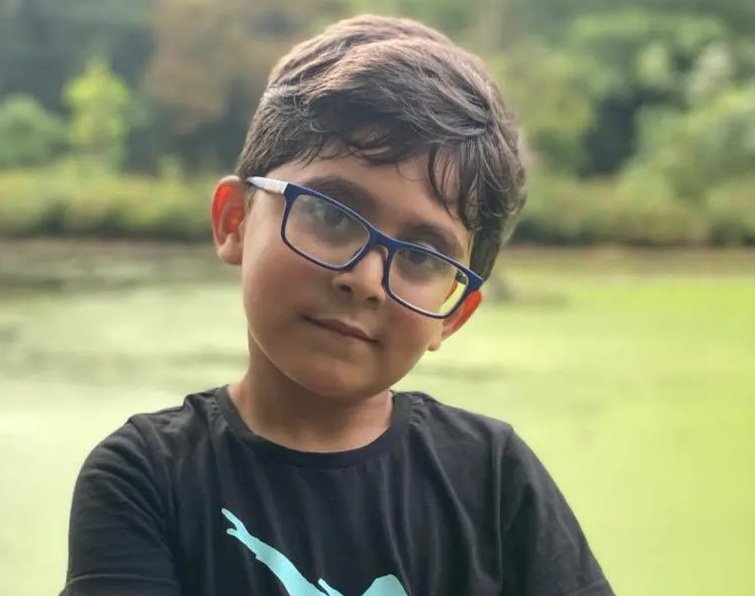 Celebrities cheer for little Musa who refused to wear glasses because of bullies