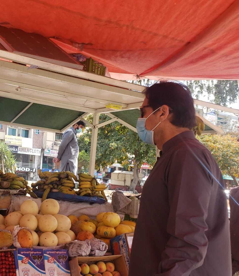 VIDEO: PM Imran drives in without protocol, interacts with street vendors in Islamabad