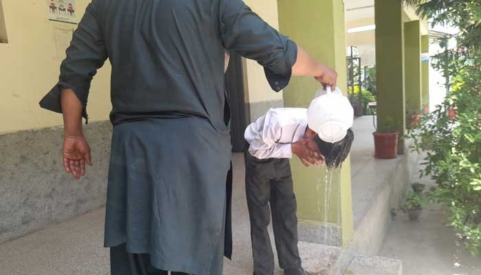 25 school children rushed to hospital due to power outage in intense heat