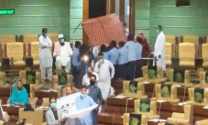 Sindh Assembly: PTI lawmakers bring charpoy to mark ‘funeral of democracy’