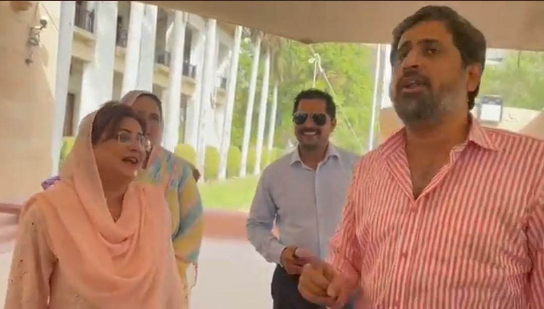 Fayyaz ul Hassan offers to hold a joint press conference with Azma Bokhari