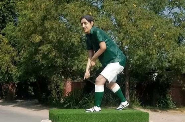 Case registered against thieves for stealing hockey, ball from statue of Samiullah Khan
