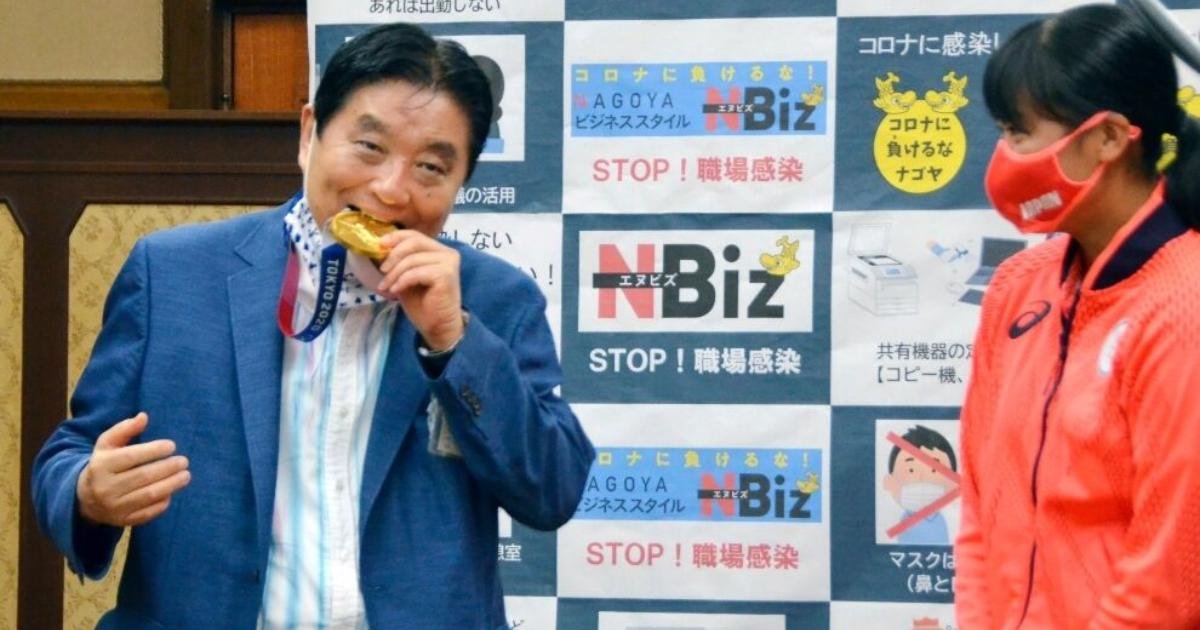 Olympic gold medalist to be given new medal after mayor bit the first one